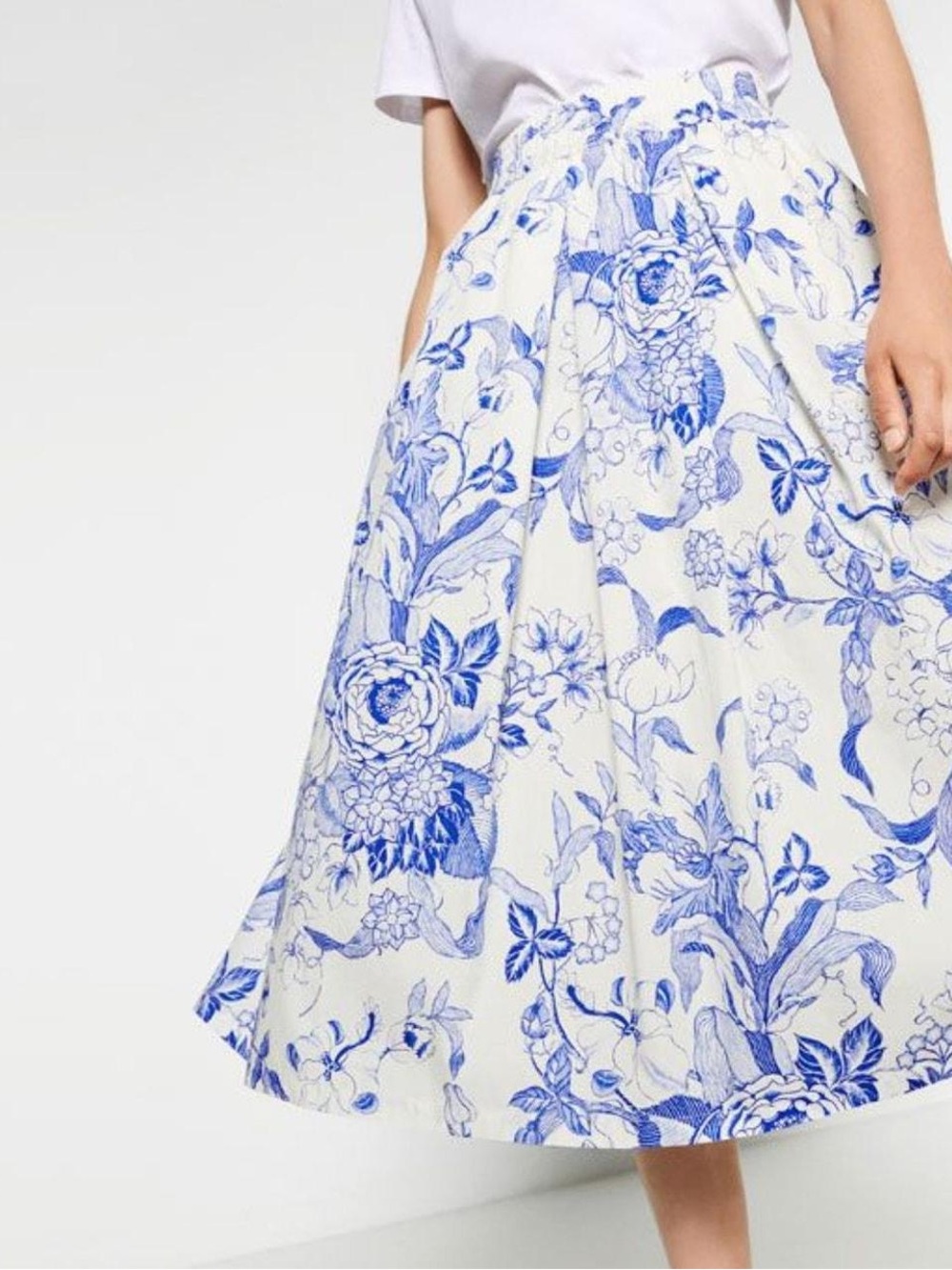 ZARA Blue and White Floral Midi Skirt - Medium